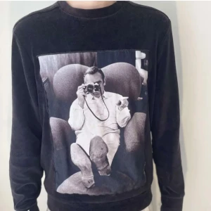 Limitato tröja - Säljer denna tröjan då den har blivit för liten, riktigt fet till vår/sommar med ett gött tryck på. 