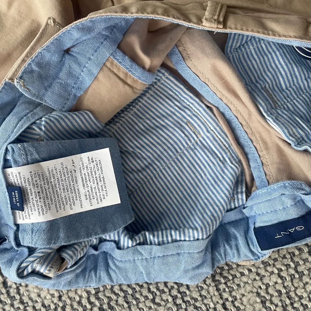 Beiga Gant chinos i mycket fint skick. Stl 170 cm (16 år). . Jeans & Byxor.