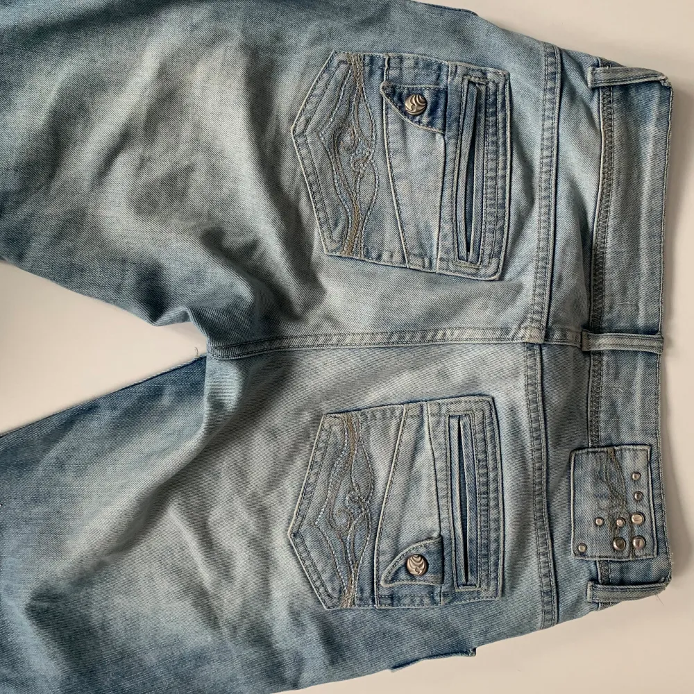Mid Rise ljus blåa raka jeans köpta second hand! Strl 38 i rak passform med lite stenar runt fickorna Skriv för fler bilder och mått💕. Jeans & Byxor.