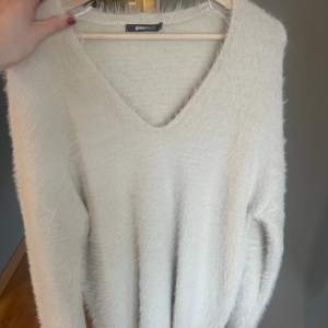 Säljer min superfina cremefärgade tröja från Gina tricot, jättebra skick. Nypris 299