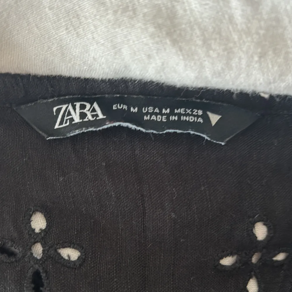 Svart, blommigt linne från Zara med öppen rygg. Använt endast 3 gånger!💗Storlek M men skulle säga att den passar Xs-M💗. Toppar.
