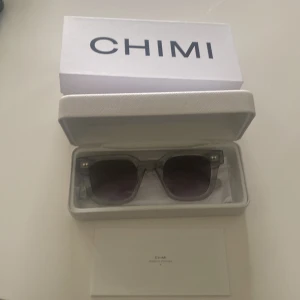 Chimi solglasögon 04 - Helt nya chimi 04or  Storlek M  Helt nya, inte ens testade. Ligger fortfarande i plasten de kom i.  Nypris 1300  Mitt pris 999  Pris kan diskuteras 