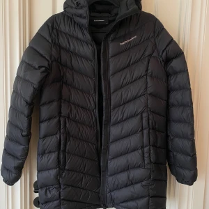 Tunn dunjacka- Peak Performance  - Tunn, något längre dunjacka strl M. Ord pris 3799kr, sparsamt använd.
