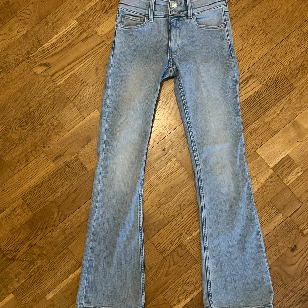 Low waisted jeans från H&M andvänd bara 1 gång. . Jeans & Byxor.