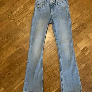 Low waisted jeans från H&M andvänd bara 1 gång. 