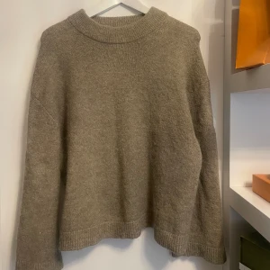 Stickad tröja - Säljer denna biega stickade tröjan från Gina tricot🤍
