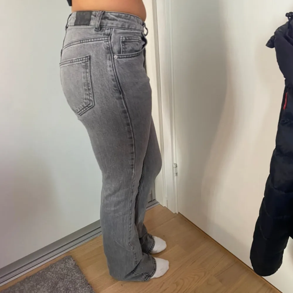 Säljer ett par snygga gråa jeans i storlek 34 från ginatricot. Nypris 500kr. Dem är i bra skick. Mått: midjemått- ca 34 cm, innerbenslängd- ca 78-79 cm.  Skriv om du har några frågor💞. Jeans & Byxor.