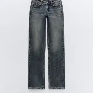 Säljer mina zara jeans (använda 2 gånger) så dem är för långa för mig. Originalpris 399.💗