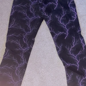 Black Lightning Pants - W34 (S/M) Loose Fit Kostnad: 225kr (originalpris 350) Limited Edition Byxor