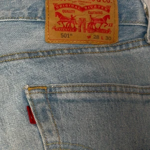 Levis 501 jeans  - Säljer eftersom jag växt ur dom. Riktigt sköna jeans. Är av modellen 501 och skicket är 8/10. Hör av dig om du har några funderingar🤝👖