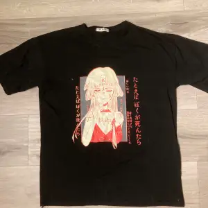 T-shirt med manga/anime tryck. 