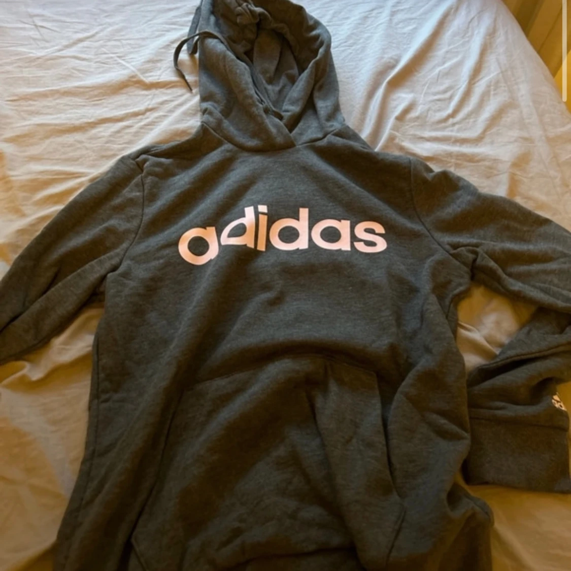 Mörk grå addidas hoodie 