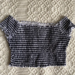 Rutig topp - Rutig topp. Kan köpas i paketpris med kjolen.