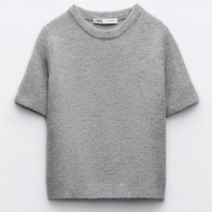 Stickad kortärmad tröja - Superfin tröja från zara, använd kanske 2-3 gånger och är i nyskick men kommer inte till användning. Använd köp nu🫶