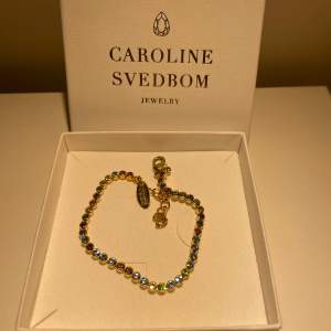 Snyggt Caroline Svedblom armband i olika färger, aldrig använt 