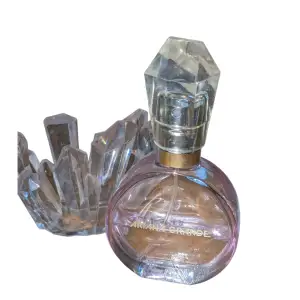 Säljer Ariana Grandes 30 ml R.E.M parfym. Finns ca 45% kvar Nypris: 525 kr