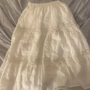 jätte fin vit lång kjol ifrån SHEIN!💕 säljer för att den är för kort! Bra skick! jag är 163 cm och den är för kort! Skriv privat för mer bilder🙏🏻 