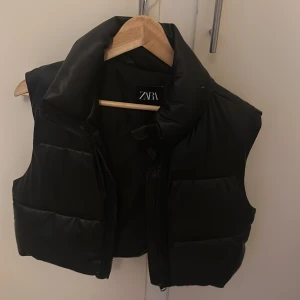 Väst zara - Säljer min korta väst i skinn från zara, köpt för cirka 1 år sen men använd 2-3 gånger. 