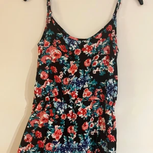 Jumpsuit shorts - Här har vi tre jumpsuits som är perfekta till sommaren. Med tre helt fantastiskt mönster. Väldigt bekväma och sköna. På den ena med ett mönster av olika former finns det ett band vid midjan. Där du själv väljer hur tight den ska va. 50Kr styck