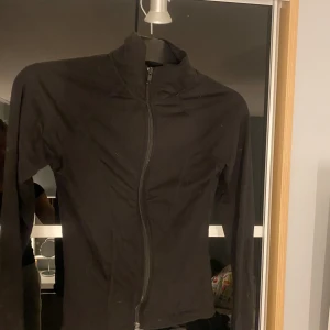 Svart tröja - En trendig tröja från Gina Tricot!💞har endast använts ett fåtal gånger och är i bra skick. Tröjan är i storlek M men jag skulle säga att de känns som S. 