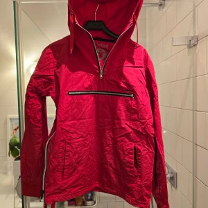 Elvine anorak - Riktigt sjysst anorak från Elvine i en iögonfallande färg. Hade gärna behållit men har för många jackor...  