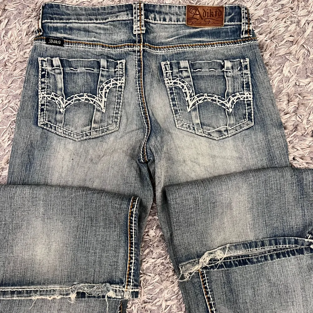 Ljusblåa Bootcut Jeans i Lowrise modell💗. Innerbensmått är 81 cm och midjemått 36 cm. Byxorna är lite smutsiga och fransiga längst ner på byxbenen. Modellen är 158cm✨️ Frågor och funderingar är varmt välkomna😇    S2 111. Jeans & Byxor.