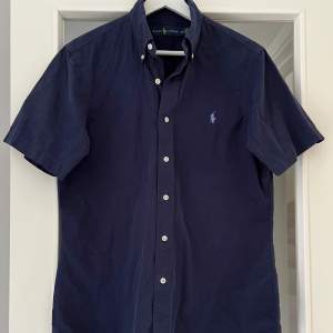 Ralph Lauren skjorta, marinblå stl S, nyskick.