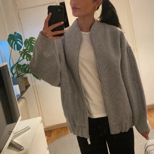Bomberjacka Zara - Cool & oversized bomberjacka från Zara, den är helt oanvänd och prislappen sitter kvar! 