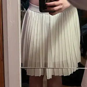 Vit kjol med två lager, använd några gånger men fortfarande i gott skick.
