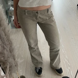 Lågmidjade Manchester byxor - Coola beiga manchester byxor som är lågmidjade. De är insydda längst ner men inget som syns utifrån. De är i storlek L men skulle säga att de sitter mer som en M💛