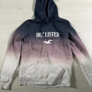 Hollister huvtröja - Huvtröja från Hollister, storlek S. Damavdelningen. Inte alls myckets använd så mycket fint skick!