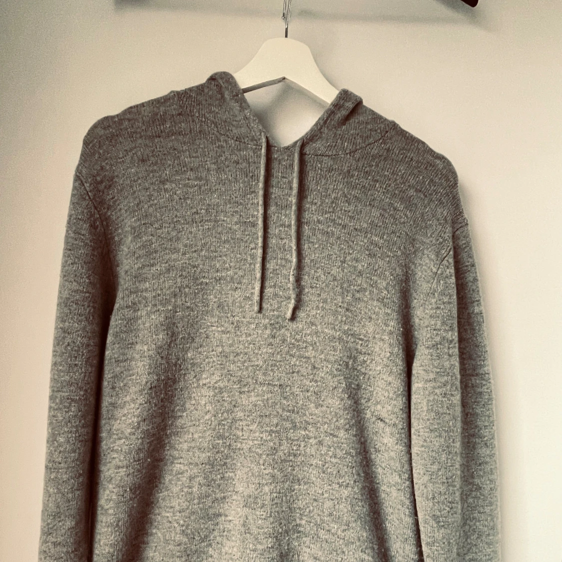 Grå stickad kofta