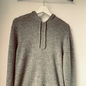 Grå stickad kofta - Tja, säljer denna grå stickade koftan från Kevin Trapp. Nästan aldrig använd därför lågt pris. Kom gärna privat för fler bilder eller frågor 🤝