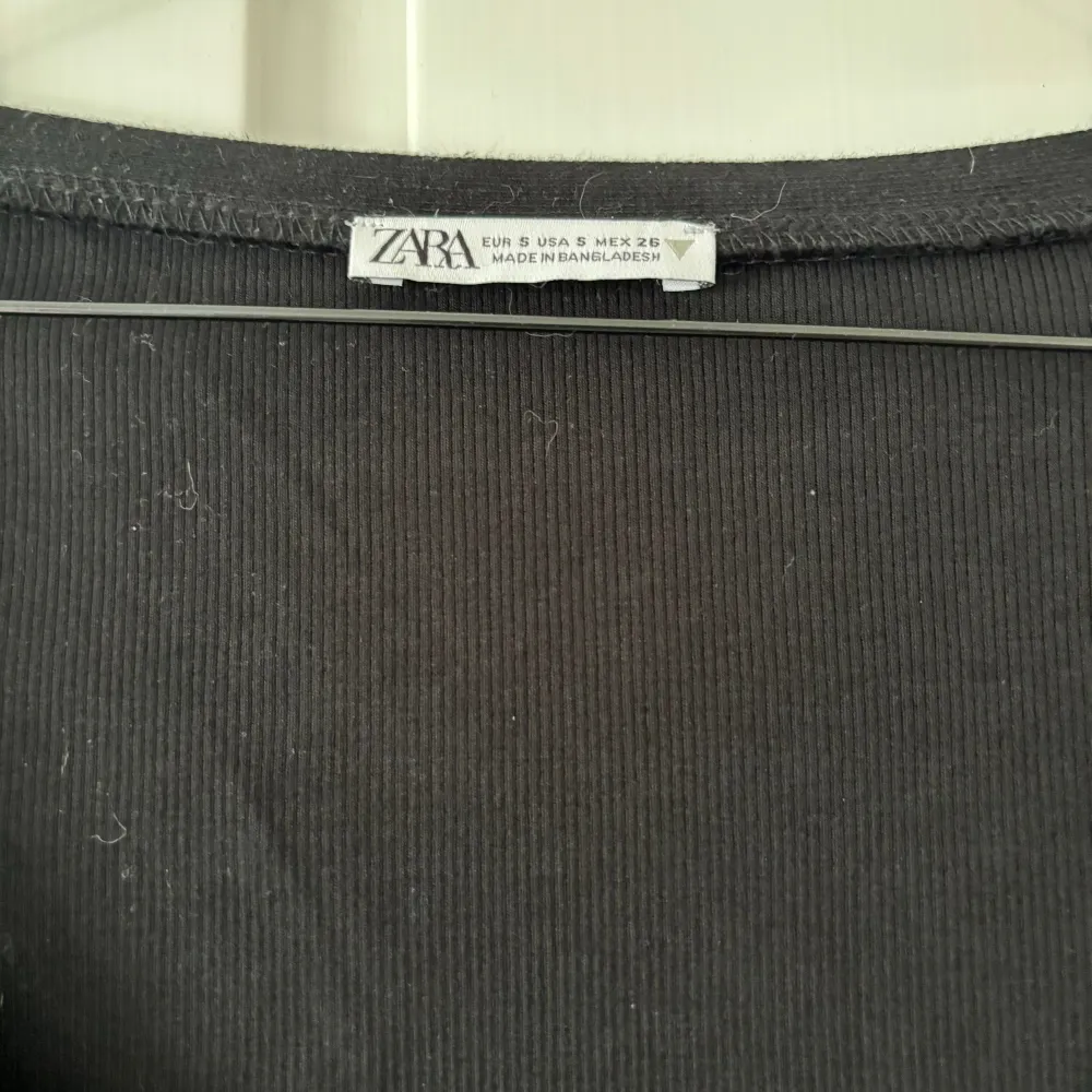 Hängt i garderoben ett tag och kommer inte riktigt till användning, från Zara men lappen där inne är avklippt.. Tröjor & Koftor.