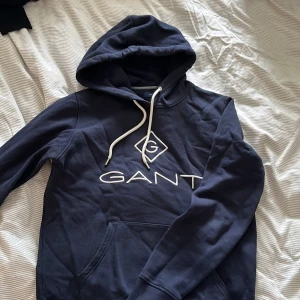 Hoodie från gant  - Hoodie från gant i fint skick. Storlek s. 