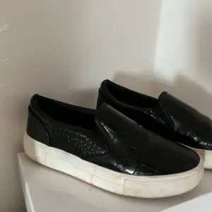 Säljer dessa skor ifrån NAKD då dem inte kommer till användning längre, hör av er för fler frågor🩷kartongen tillkommer🫶🏼