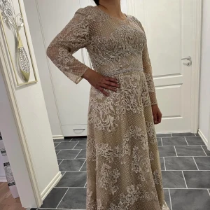 Klänning - En skimrande och elegant klänning som endast använts vid ett tillfälle och har inga skador eller liknande. Hör gärna av dig vid intresse.