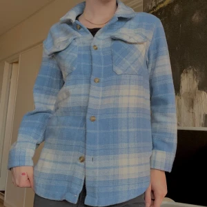Blå vit rutig overshirt  - Säljer denna blåvita overshirt från Lindex då den inte kommer till användning. Hör av er vid intresse eller funderingar!🌟