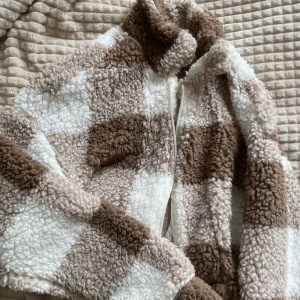 Teddy jacka - Jätte söt Teddy jacka från SHIEN, storlek S  Möts upp centralt i Stockholm 