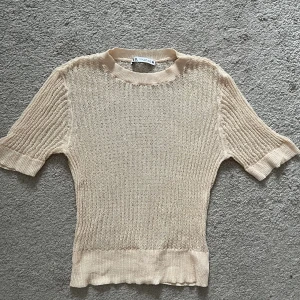 Zara topp - Gullig tunt stickad topp från Zara som är lite lätt genomskinlig! Aldrig använd. Puderrosa. Storlek M, men stretchig i materialet och passar mig som vanligtvis har S också.