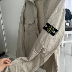 Stone Island - Vår/sommar jacka från Stole Island. Skriv vid intresse så kommer vi fram till ett pris ihop❤️