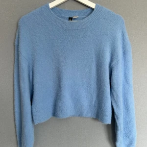 Stickad tröja - Stickad tröja ifrån H&M💓den är använd några få gånger men är i ett bra skick💓kom privat för fler bilder eller om du har några frågor💓priset kan diskuteras💓