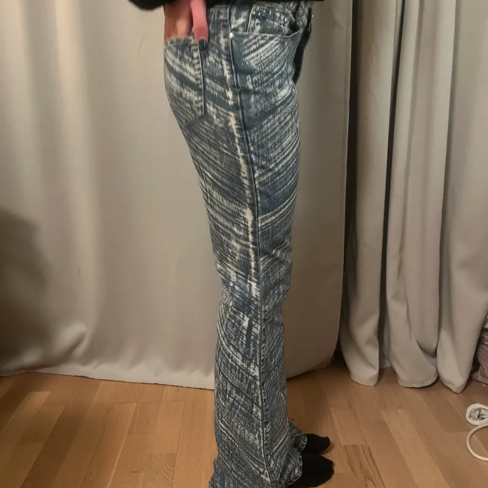 Jättecoola utsvängda jeans Mått: Midja 38 cm, höfter 48 cm, innerbenslängd 80 cm. Jeans & Byxor.