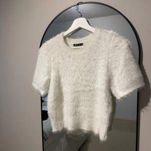 Säljer denna vita stickade tröjan från Gina tricot då den är för liten för mig. 🌼