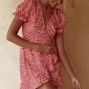 Klänning  - Så fin klänning från Chiquelle. Använd en gång så den är som ny. 