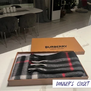 Burberry halsduk - Lätt använd men ser ut som ny! Skick: 9,5/10. Säljs på grund av av att den inte kommer till användning tillräckligt mycket. Tveka inte av att höra av dig vid intresse! 