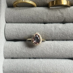 Ring - ring gjord av silver, 14k guldpläterad men pläteringen har kommit av i vissa ställen, diameter: 18mm, stenet är zultanite och ändrar sitt färg beroende på ljuset