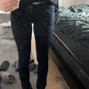 Mörkblåa/svarta Lågmidjade jeans från Lb. W 26 L 34. Köpta här från plick 