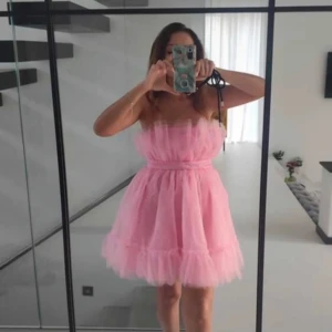 Rosa klänning  - Färgen på andra och tredje bilden stämmer bäst överens med verkligheten  Fint skick  Har dragkedja