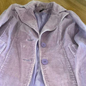 Lila tjej blazer: För den stilmedvetna lilla fashionistan! - Lila tjej blazer: Helt ny, sällan använd. Priset är flexibelt – låt oss diskutera det!